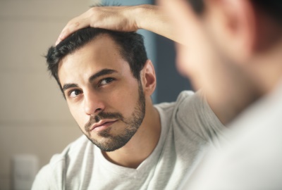 Haarausfall: Ursache und Behandlungsmöglichkeiten gegen Haarausfall