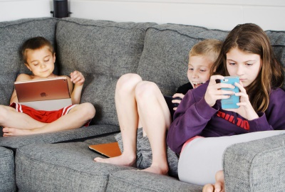 Kinder und das Smartphone - ist der übermäßige Gebrauch ungesund?
